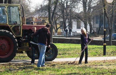 Студенти Полтавського інституту економіки і права прибирають у Сонячному парку