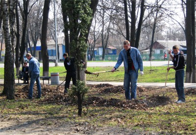 Студенти Полтавського комерційного технікуму прибирають парк ім. Котляревського