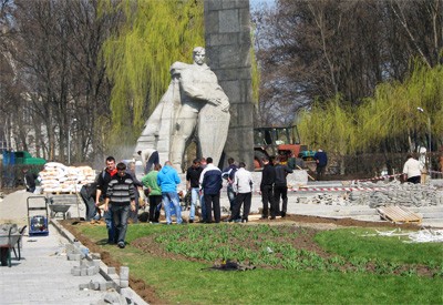 Кипить робота біля Меморіалу Солдатської Слави у Полтаві
