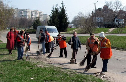 Працівники ЖЕДів вручну зачищують дороги під бортом