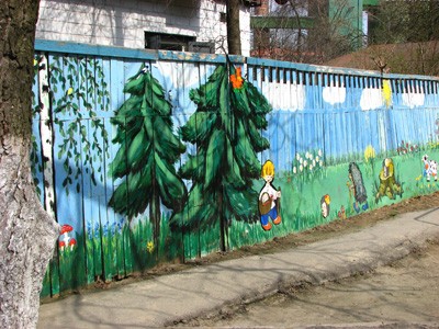 Малюнки з дитячих казок на паркані двору у Полтаві