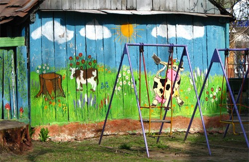 Ольга Кондратенко розмалювала паркан біля майданчику за мотивами сюжетів народних казок