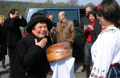 Хліб-сіль приймає Емма Андієвська