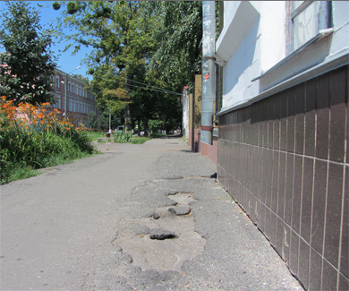 Стан тротуару поряд із навчальним закладом по вулиці Т.Шевченка