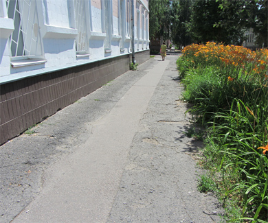 Стан тротуару поряд із навчальним закладом по вулиці Т.Шевченка