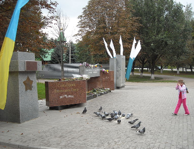 Памятный знак в честь 60-летия Великой Победы в Полтаве