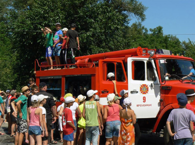 Дітей в оздоровчому таборі покатали на пожежному автомобілі з сиреною