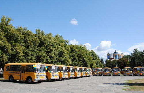 Нові шкільні автобуси поряд з Полтавською облдержадміністрацією