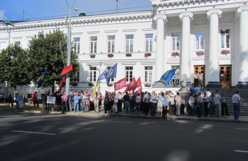 Мітингувальники під Полтавською міською радою
