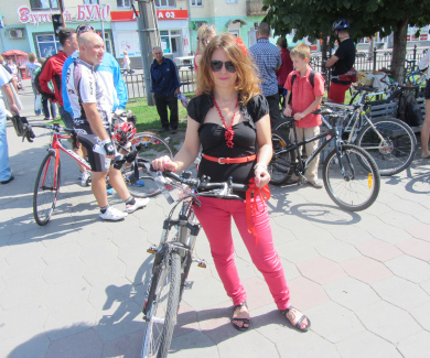 Дівчата на велопараді «Червоне і чорне»