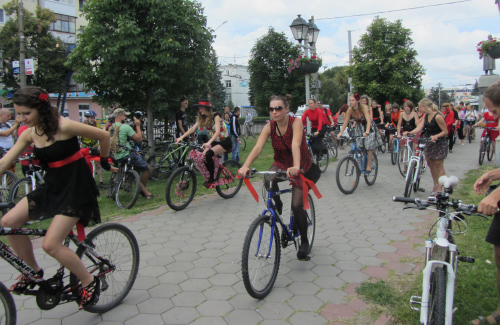 Пані провели велопарад «Червоне і чорне»