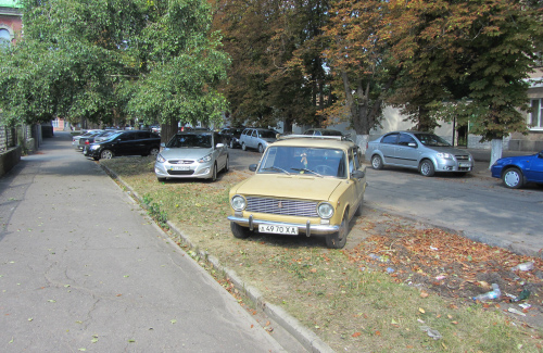 Паркування на газоні на вулиці Ляхова
