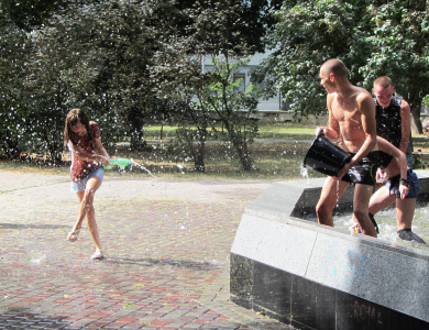 В Полтаве устроили ежегодную «водную войну» в центре города