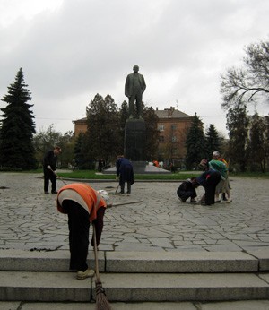 Комунальники міста та безробітні наводять лад біля пам’ятника Леніну у Полтаві
