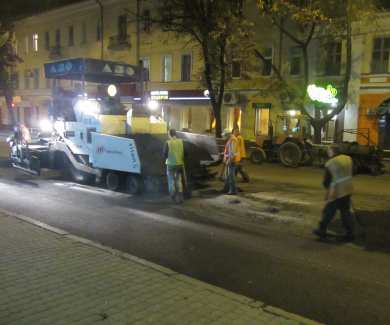 Рабочие ремонтируют улицу Ленина
