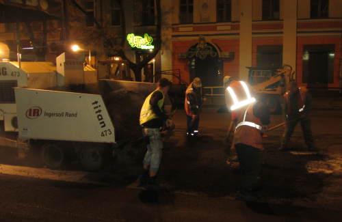 Рабочие ремонтируют улицу Ленина
