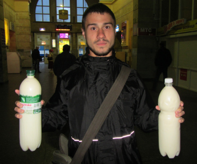 Богдан Андреев с свежекупленным молоком