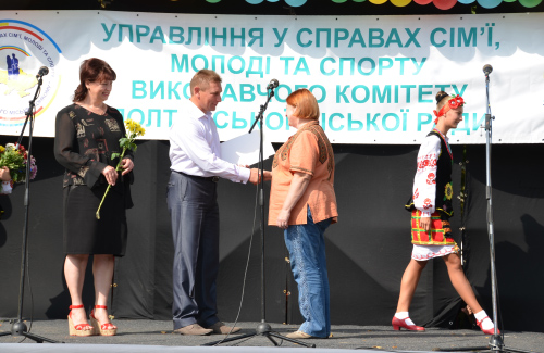 Валерій Пархоменко вручає нагороду