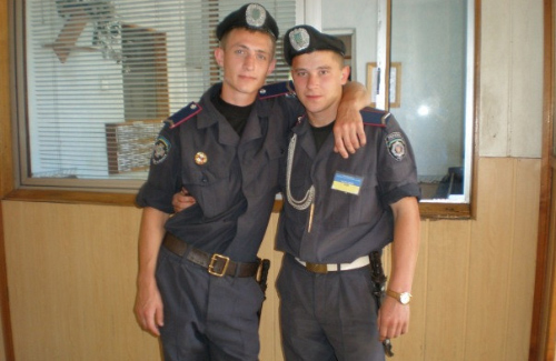 Михайло Артюх (зліва) раніше зберігав амфітамін, а тепер служить у ППС