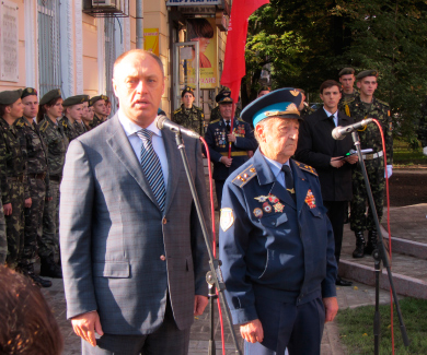 Міський голова та голова полтавської організації ветеранів вітають присутніх
