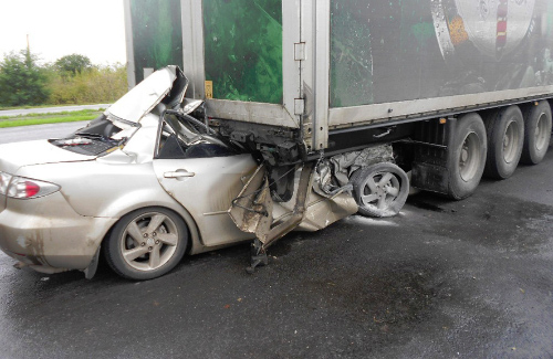 ДТП: Mazda-6 після зіткнення з вантажним автомобілем SCANIA