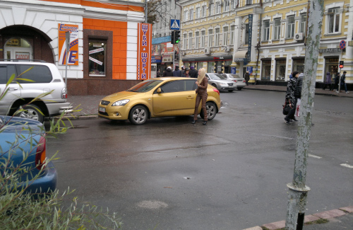 Білявка припаркувала свій автомобіль на пішохідному переході