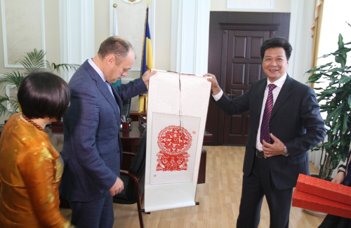 Голова делегації пан Цзинь Чжунлян подарував символ Щастя