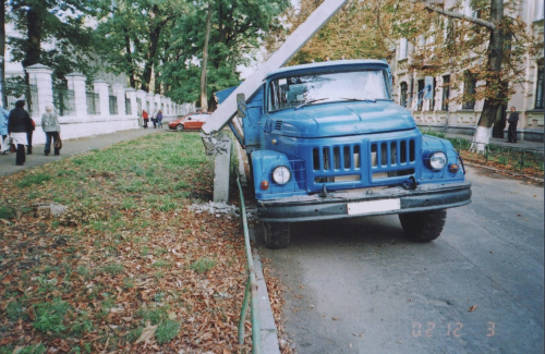 Столб который упал на автомобиль ЗиЛ-130