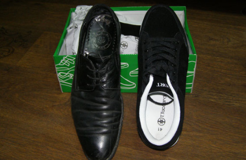 Старі туфлі (ліворуч) та нові кросівки (праворуч)