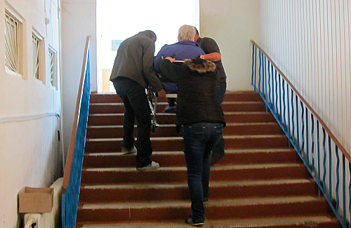 В полтавской больнице родные и близкие пациентов носят их на руках