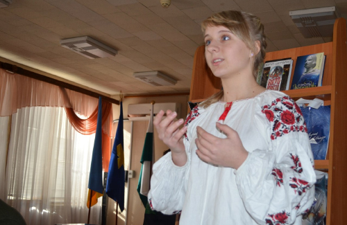 Дівчина читає вірш Лесі Українки