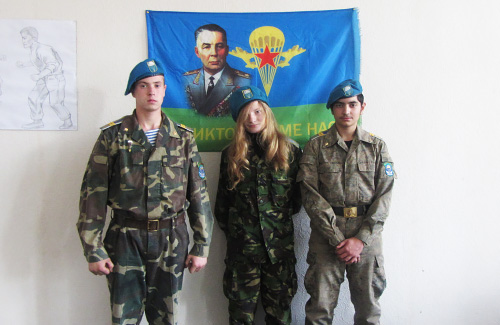 Воспитанники «Гвардии» на фоне портрета Маргелова