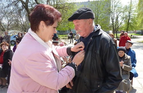 Ветерану Василию Гавеле вручили юбилейную медаль на празднике ул. Ковалёва