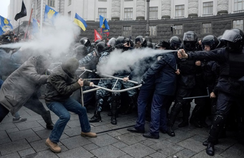 Застосування міліцією сльозогінного газу на Євромайдані