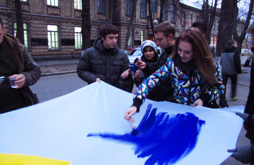 Студенти ПНПУ малюють прапор