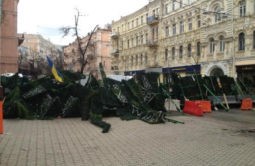 Прикраси для головної ялинки України тепер прикрашають барикади