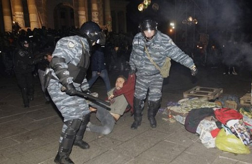 Розгон мирних демонстрантів  на Євромайдані
