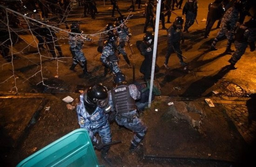 Избиение  «Беркутом» демонстрантом возле АП