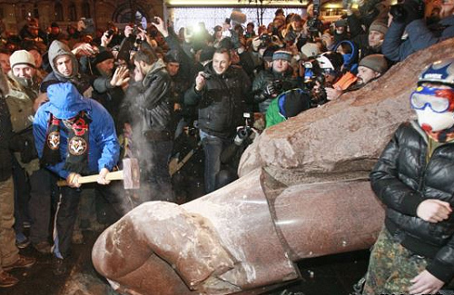Повалений пам'ятник Леніна у Київі