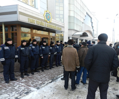 Загін міліціонерів обороняє вхід до Управління МВС на Полтавщині