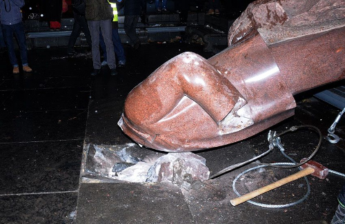 Повалений пам'ятник леніну у Київі