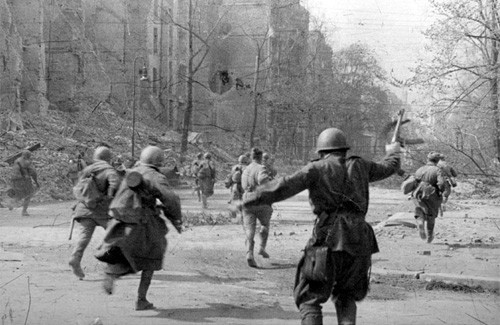 Советские солдаты на улицах Берлина