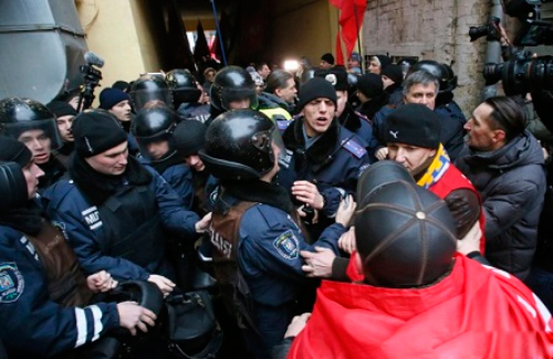 Міліція та пікетувальники під Святошинським судом у Київі