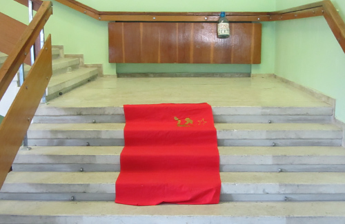 Прапор СРСР на сходах у приміщенні Полтавської облради