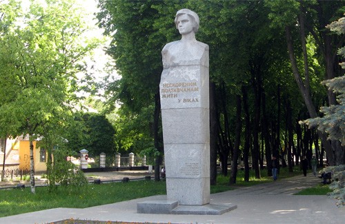 Пам’ятник Лялі Убийвовк в Полтаві