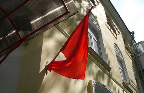 Червоний прапор на вулиці Жовтневій