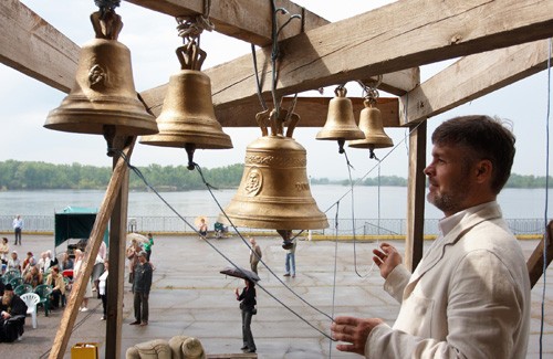 Дзвони привезли з Успенського храму, дзвонаря — з Києва