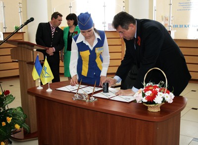 Олександр Удовіченко виконує почесну місію урочистого спецпогашення конвертів