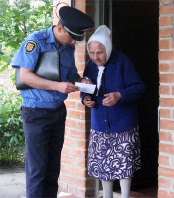 Міліціонер спілкується з сімдесятирічною Надією Микитівною