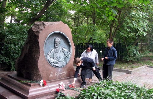Пам’ятник Володимиру Короленку у Полтаві